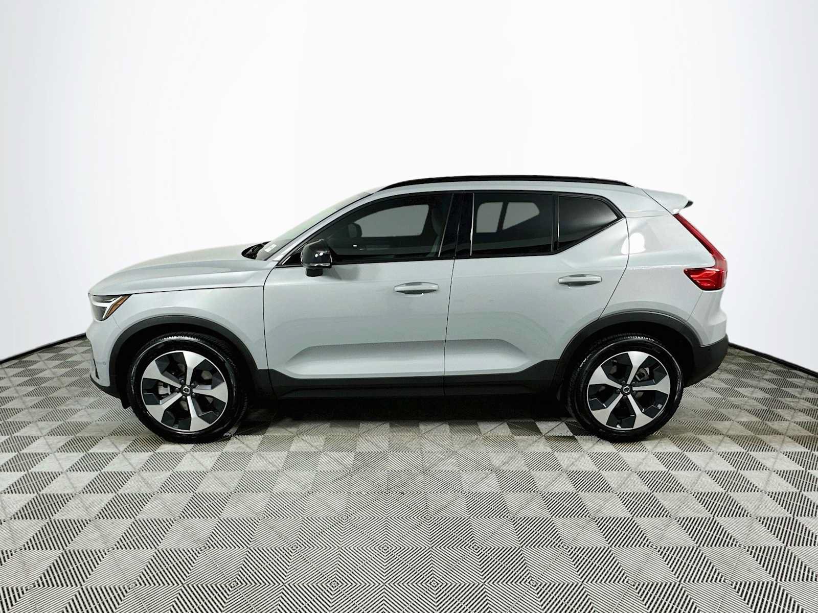 Used 2026 Volvo XC40 B5 Plus w/ Protection Package Premier AWD/4WD image 4