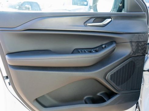 New 2025 Jeep Grand Cherokee Altitude image 13