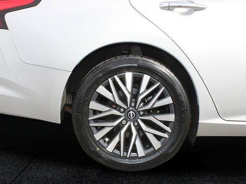 Used 2024 Nissan Altima 2.5 SV image 13