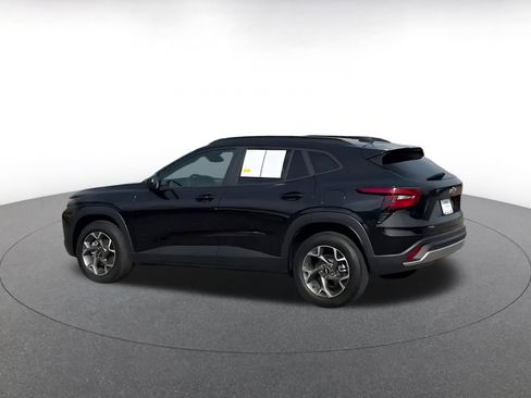 Used 2025 Chevrolet Trax LT w/ LT Convenience Package image 8