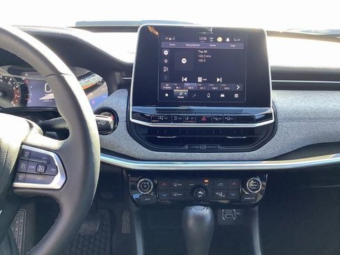 Used 2025 Jeep Compass Latitude w/ Convenience Group image 17