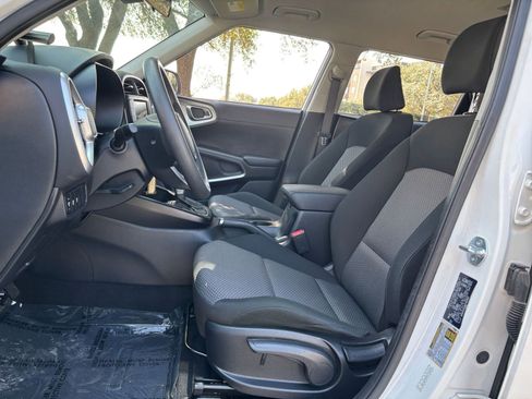 Used 2025 Kia Soul LX w/ LX Technology Package image 22