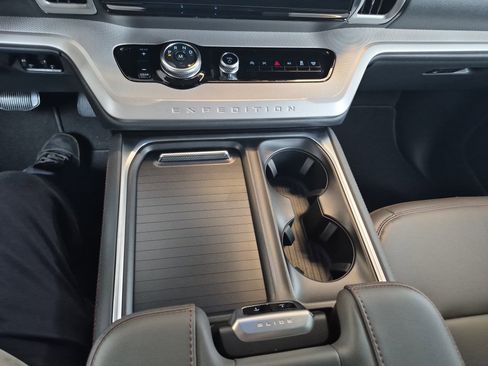 New 2025 Ford Expedition Active image 29