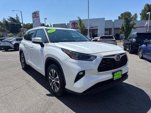 Used 2023 Toyota Highlander XLE AWD/4WD image 1