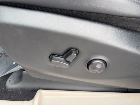 Used 2024 Chrysler Pacifica Touring-L FWD image 12