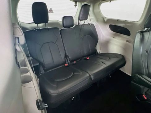 Used 2019 Chrysler Pacifica Touring-L FWD image 27