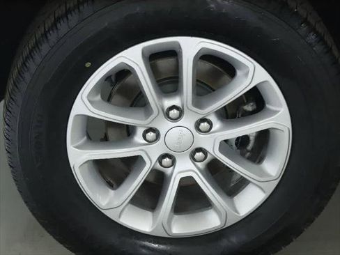 Certified 2021 Jeep Grand Cherokee Laredo X image 12