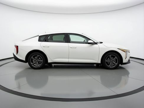 Used 2025 Kia K4 LXS image 11