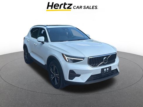 Used 2024 Volvo XC40 B5 Core image 1