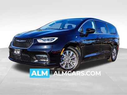 Used 2024 Chrysler Pacifica Select