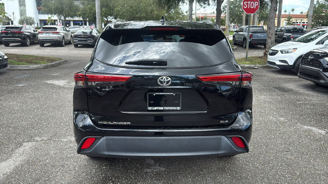 Used 2022 Toyota Highlander XLE FWD image 6