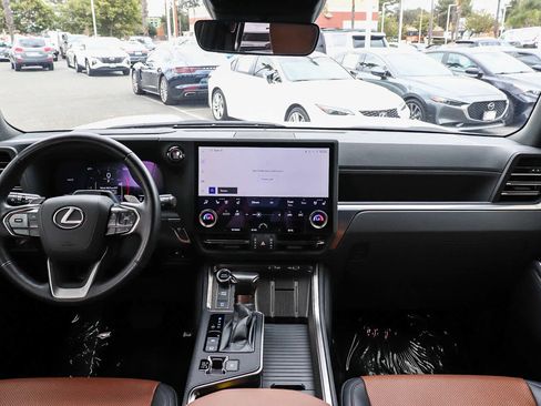 Used 2025 Lexus GX 550 AWD/4WD image 16