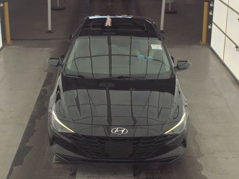 Used 2021 Hyundai Elantra Limited image 2