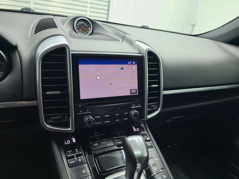 Used 2017 Porsche Cayenne AWD/4WD image 26