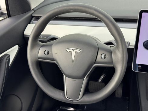 Used 2021 Tesla Model Y Long Range image 18