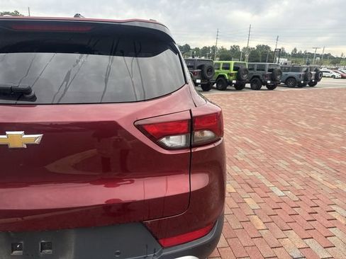 Used 2022 Chevrolet TrailBlazer LT w/ Confidence II Package FWD image 11