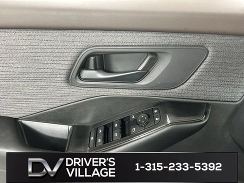 Used 2023 Nissan Rogue S AWD/4WD image 11