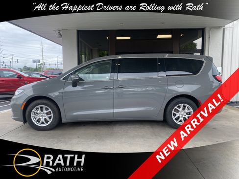 Used 2023 Chrysler Pacifica Touring-L FWD image 9