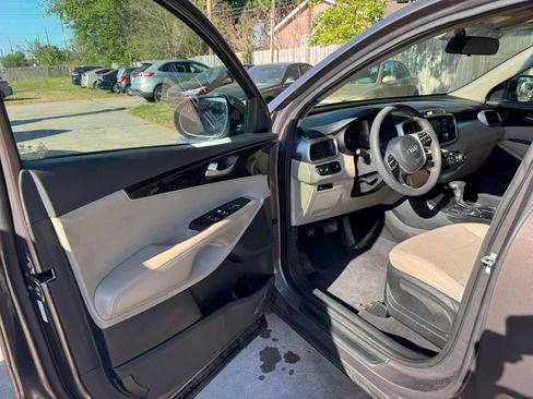 Used 2019 Kia Sorento FWD image 14