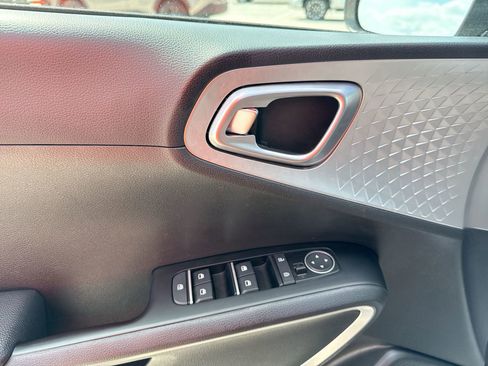Used 2025 Kia Soul LX w/ LX Technology Package FWD image 15