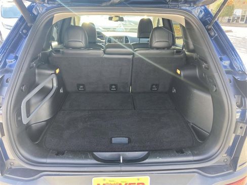 Used 2018 Jeep Cherokee Latitude Plus w/ Comfort/Convenience Group image 9