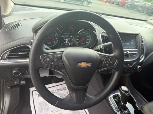 Used 2018 Chevrolet Cruze LT w/ Convenience Package FWD image 12
