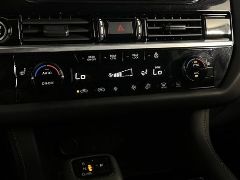 Used 2024 Nissan Pathfinder SL w/ Black Appearance Package image 19