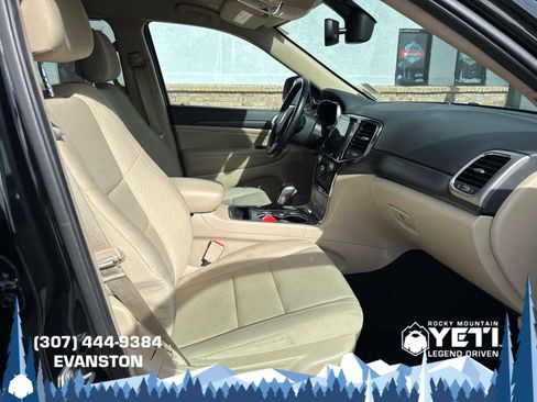 Used 2022 Jeep Grand Cherokee Laredo E image 11