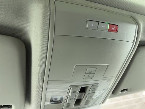 Used 2023 Volkswagen Atlas SE w/ Panoramic Sunroof Package image 32