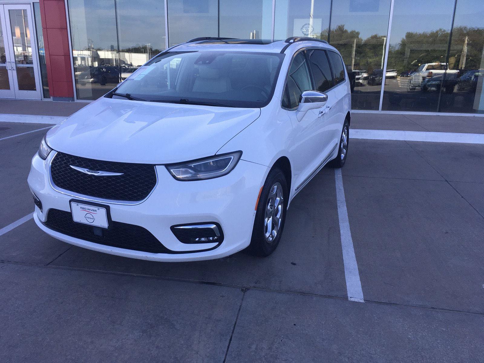 Used 2021 Chrysler Pacifica Limited w/ Premium & Safety Sphere Group AWD/4WD image 2