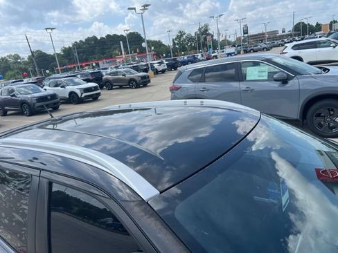 Used 2019 Nissan Kicks SR w/ SR Premium Package FWD image 4
