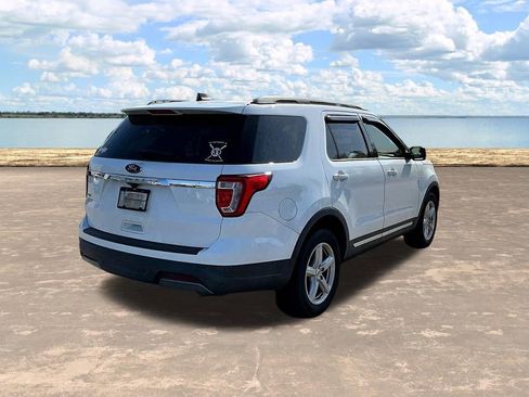 Used 2019 Ford Explorer XLT image 11
