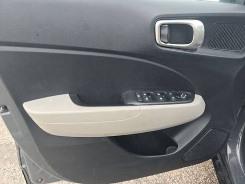 Used 2025 Hyundai Venue SEL FWD image 11