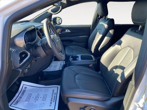 New 2026 Chrysler Pacifica Select image 24
