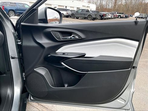 Used 2025 Chevrolet Trax LT w/ LT Convenience Package image 12