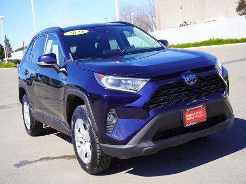 Used 2021 Toyota RAV4 XLE w/ XLE Grade Weather Package image 1