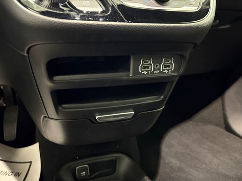 Used 2025 Chrysler Pacifica Select FWD image 22