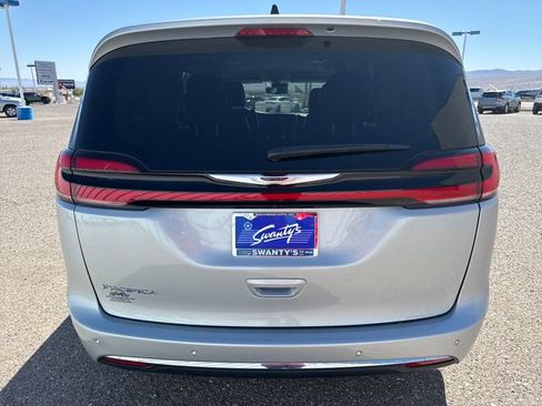 Used 2024 Chrysler Pacifica Touring-L FWD image 4