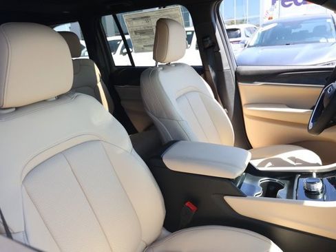 New 2025 Jeep Grand Cherokee Limited w/ Luxury Tech Group II image 21