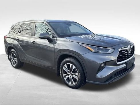 Used 2023 Toyota Highlander XLE image 7