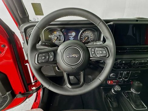 Used 2025 Jeep Wrangler Unlimited Rubicon AWD/4WD image 14