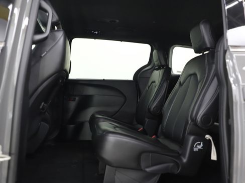 Used 2025 Chrysler Pacifica Select image 21