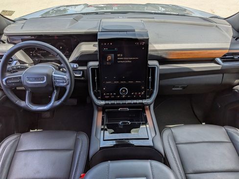 Used 2025 GMC Yukon XL Denali AWD/4WD image 17