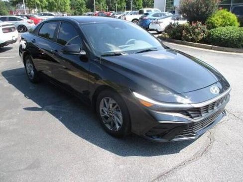 Used 2024 Hyundai Elantra SEL image 2
