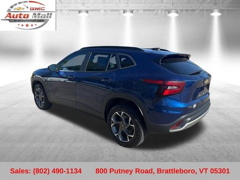 Used 2024 Chevrolet Trax LT w/ Driver Confidence Package FWD image 3
