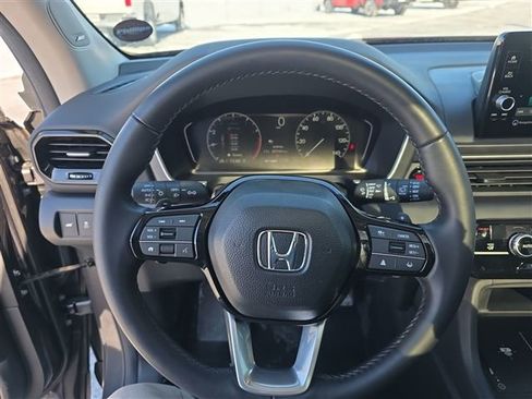 Used 2025 Honda Pilot Touring image 15