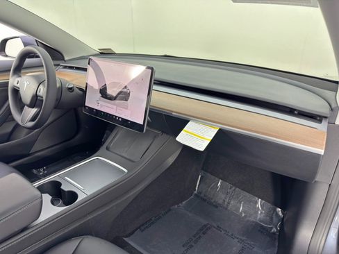 Used 2023 Tesla Model 3 Standard Range image 15