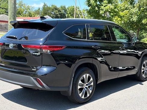 Used 2022 Toyota Highlander XLE AWD/4WD image 4