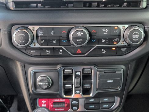 Used 2025 Jeep Wrangler Unlimited Rubicon AWD/4WD image 20