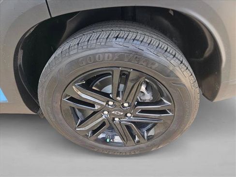 Used 2025 Chevrolet Trax ACTIV w/ Sunroof Package image 7